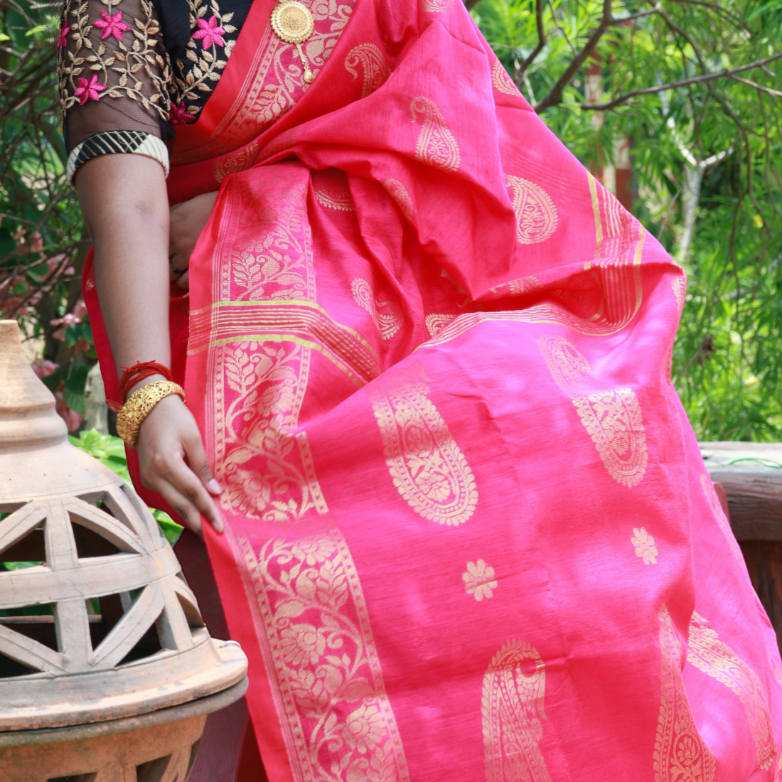 Nishika Goldweave Handloom Silk Saree - Handcrafted Indian Art (View 3) | Art Angan